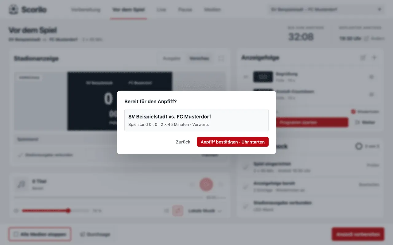 Dialog „Bereit für den Anpfiff?“ mit den Mannschaften, dem Spielstand 0 : 0, „2 × 45 Minuten · Vorwärts“ und der Schaltfläche „Anpfiff bestätigen · Uhr starten“.